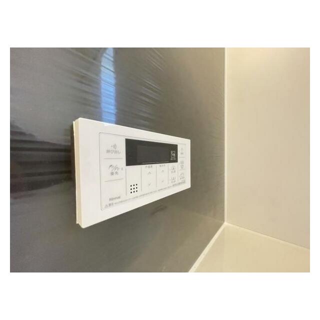 ボタンひとつでお湯張りや追い焚き、温度調整までしてくれる便利なオートバス機能付き！