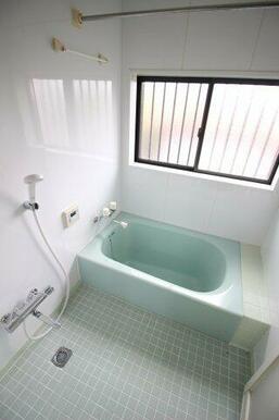 水色の浴室が可愛い窓のある浴室です！