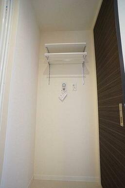 洗面所　室内洗濯機置き場。上部には棚がございます。