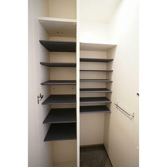 玄関　玄関横には収納スペースがございます。