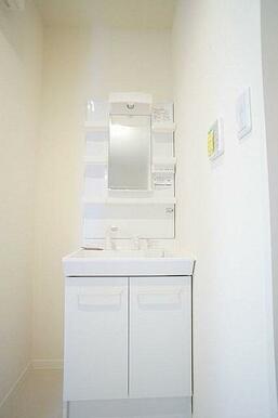 洗面台　洗髪洗面化粧台を採用。