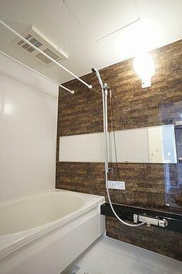 浴室　シャワースライドバー＋ワイドミラーです。高さの調整が可能です。