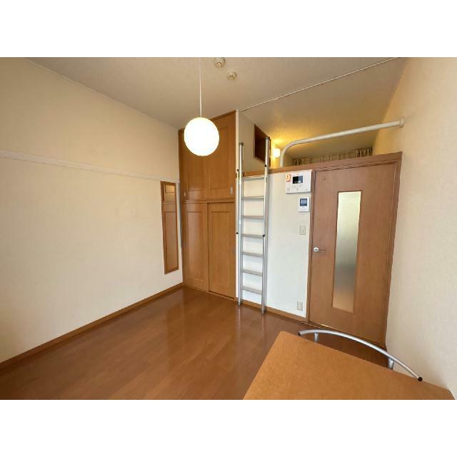 1階はフローリング、2階はじゅうたんです。