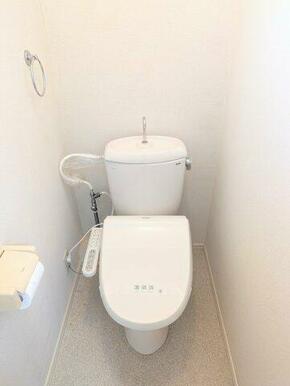 トイレには温水洗浄便座が備え付けられています。