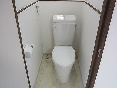 洋式トイレに取替えました。温水洗浄便座取付けできます（借主取付）