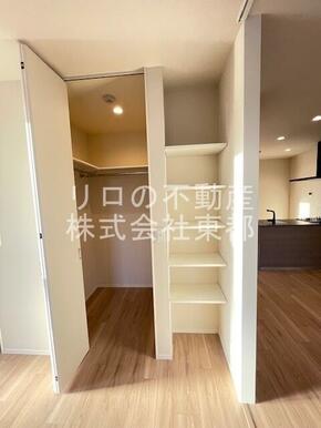 ウォークインクローゼット収納！室内を広くご活用いただけます☆