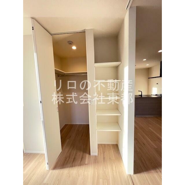 ウォークインクローゼット収納！室内を広くご活用いただけます☆