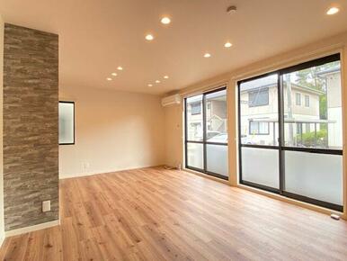 天井埋め込みのダウンライトがダーク系の室内とアクセントクロスを引き立たせ、おしゃれな雰囲気を作り出…