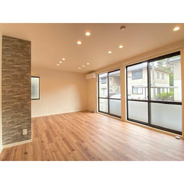 天井埋め込みのダウンライトがダーク系の室内とアクセントクロスを引き立たせ、おしゃれな雰囲気を作り出…