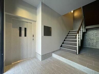 エレベーター付き、共用廊下は空調設置の内廊下タイプです。