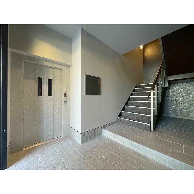 エレベーター付き、共用廊下は空調設置の内廊下タイプです。