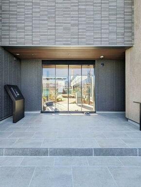 【エントランス(1)】オートロック仕様となっており、ご入居者様がご利用頂ける中庭がございます。