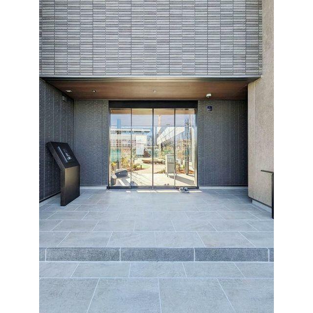 【エントランス(1)】オートロック仕様となっており、ご入居者様がご利用頂ける中庭がございます。