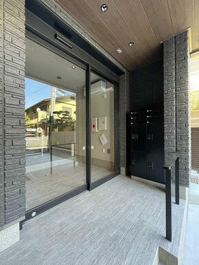 共用エントランスはオートロック（自動ドア）仕様。宅配ＢＯＸ設置済み。グラモスマートロック採用。