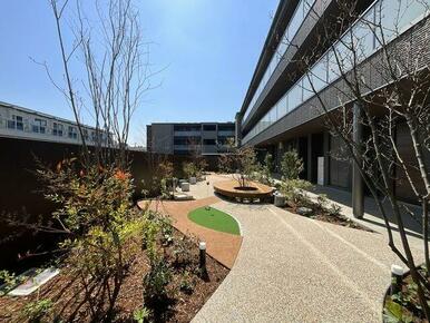 【中庭】憩いの場としてご利用いただける空間です。練習用ゴルフピンがありますので、ちょっとしたパター…