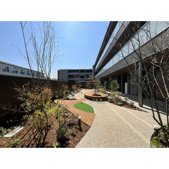 【中庭】憩いの場としてご利用いただける空間です。練習用ゴルフピンがありますので、ちょっとしたパター…