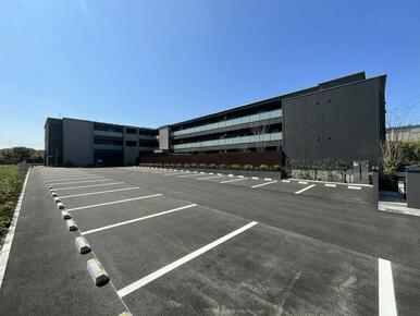 【カーサ　ファミリオ北東側外観】敷地内駐車場は幅２．７ｍの広めの区画で確保しております。