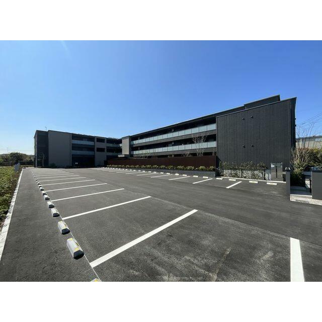 【カーサ　ファミリオ北東側外観】敷地内駐車場は幅２．７ｍの広めの区画で確保しております。