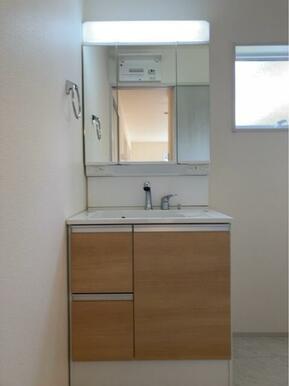 一日の始まりは洗面所から。さぁ顔を洗って気合を入れよう（3号棟）