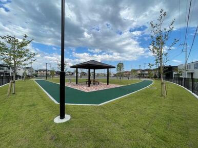 平松ひかり公園　130ｍ/徒歩2分、車1分