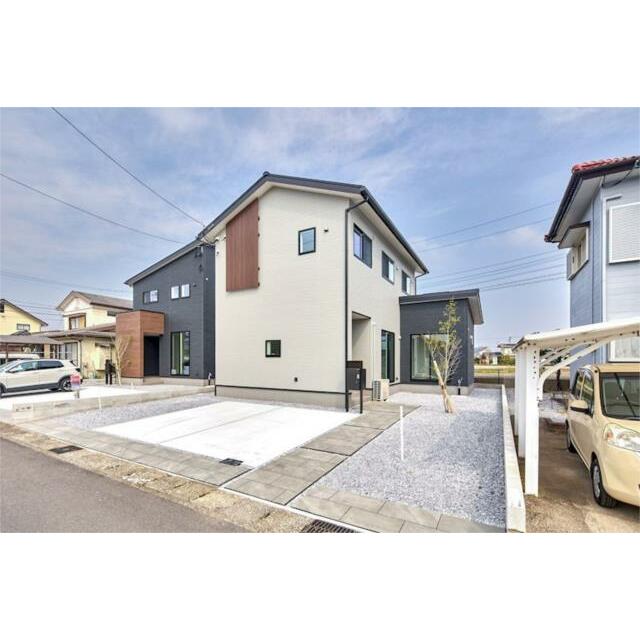 ２トーンカラーと格子が美しく調和。洗練された外観に包まれる、ゆとりの４ＬＤＫ。（２０２６年３月撮影）