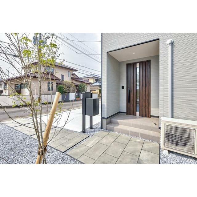 雨をしのげる玄関まわりの設計で、雨の日も濡れにくく出入りがスムーズ。荷物の出し入れも安心です。