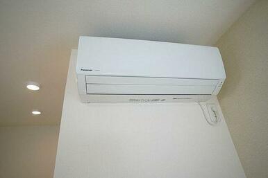 【エアコン】リビングにエアコン１台付き。一年中快適にお過ごし頂けます。