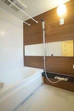 【バスルーム】浴室乾燥機・追い焚き機能付きのバスルームになります。サーモスタット水栓、スライドバー…