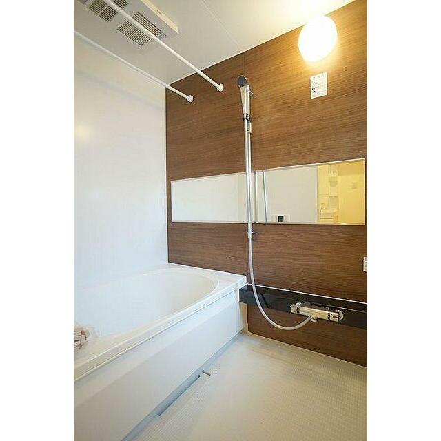 【バスルーム】浴室乾燥機・追い焚き機能付きのバスルームになります。サーモスタット水栓、スライドバー…