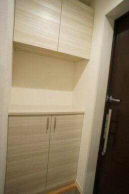 【玄関】セパレートタイプのシューズボックスを設置。中段には小物インテリアなどを置けます。