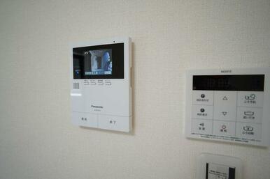 【セキュリティ】カラーＴＶインターホンで来訪者の確認ができます。