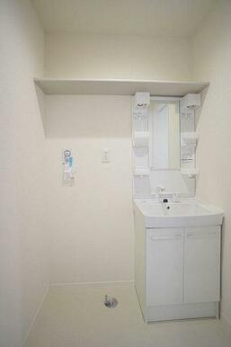 【洗面所】洗髪洗面化粧台はホースが伸びるのでお掃除も楽々。上部には洗剤類などを置ける棚をご用意。