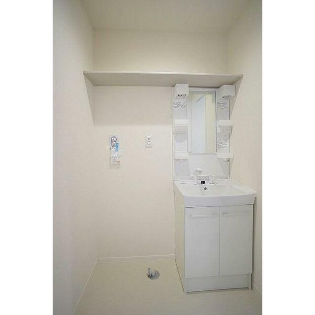 【洗面所】洗髪洗面化粧台はホースが伸びるのでお掃除も楽々。上部には洗剤類などを置ける棚をご用意。