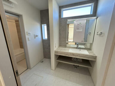 【洗面】清潔感を保ちやすいフルフラットカウンターの洗面化粧台