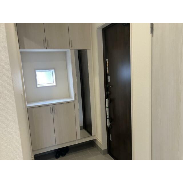 姿見付きの下駄箱で、お家を出る前に今日のコーディネートの最終チェックをすることができます♪