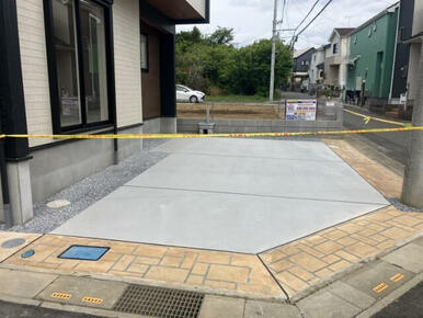 ゆとりのある駐車スペースで、お車の出し入れもスムーズに行えます！