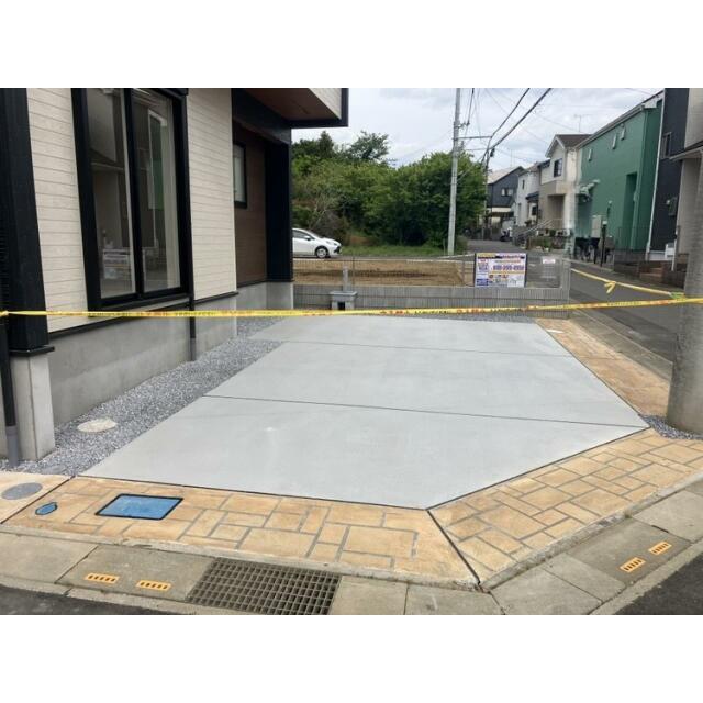 ゆとりのある駐車スペースで、お車の出し入れもスムーズに行えます！