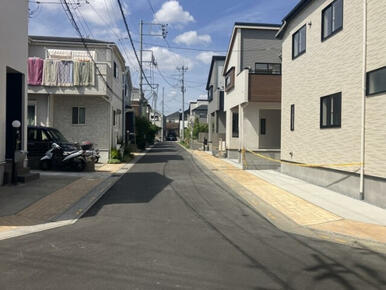 前面道路はゆとりがあり、車の運転や駐車もしやすい環境です！