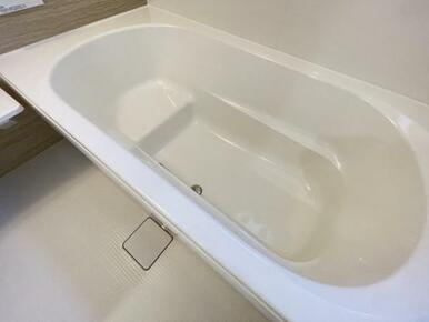 ゆったりと浸かれる1坪風呂を採用！1日の疲れを癒してくれる浴室は、窓のある開放的な空間