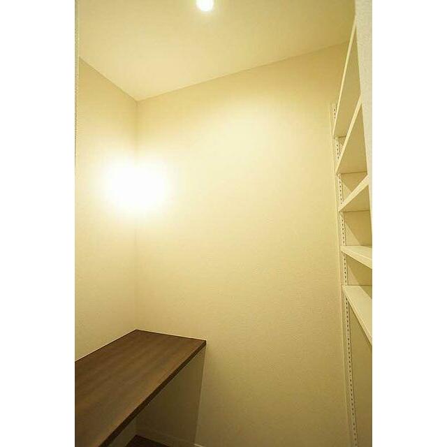 リビングにカウンターと作り付けの棚があります。在宅ワークや趣味のスペースとして活用できます。