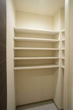 大型のシューズインクロゼットを設けました。靴類やゴルフバッグやベビーカーなども収納できます。