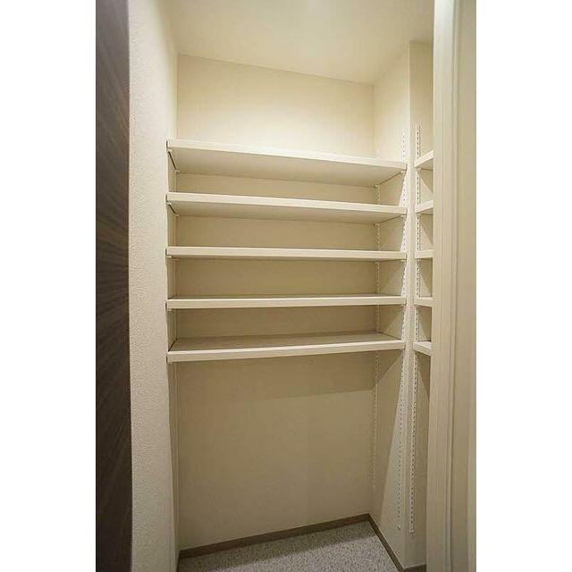 大型のシューズインクロゼットを設けました。靴類やゴルフバッグやベビーカーなども収納できます。