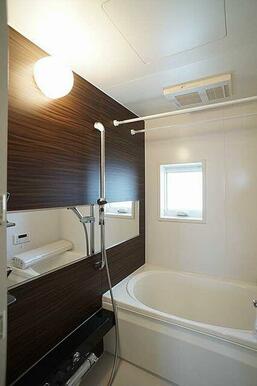 経済的な生活を応援する高効率追焚機能付給湯器『エコジョーズ』。雨の日のお洗濯物も安心の浴室暖房乾燥…