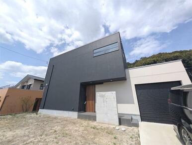 シャープな外観が印象的な一戸建て。ガレージ一体型で、大切なお車も雨風から守れます。シンプルなデザイン