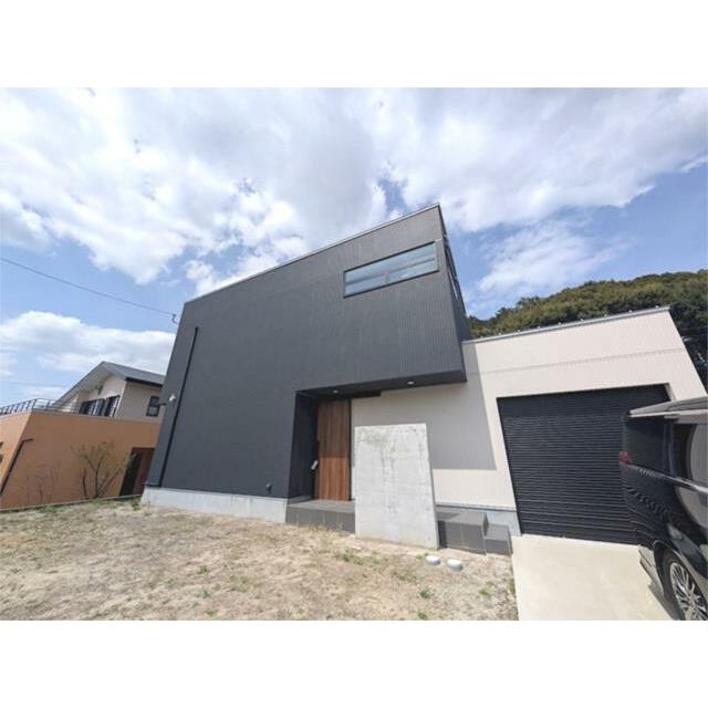 シャープな外観が印象的な一戸建て。ガレージ一体型で、大切なお車も雨風から守れます。シンプルなデザイン