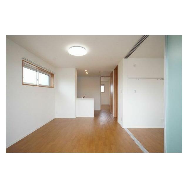 ≪ＬＤＫ≫広さ１２，１帖です。エアコン一基、居室照明、スライディングスクリーン、室内洗濯物干し【ホ…
