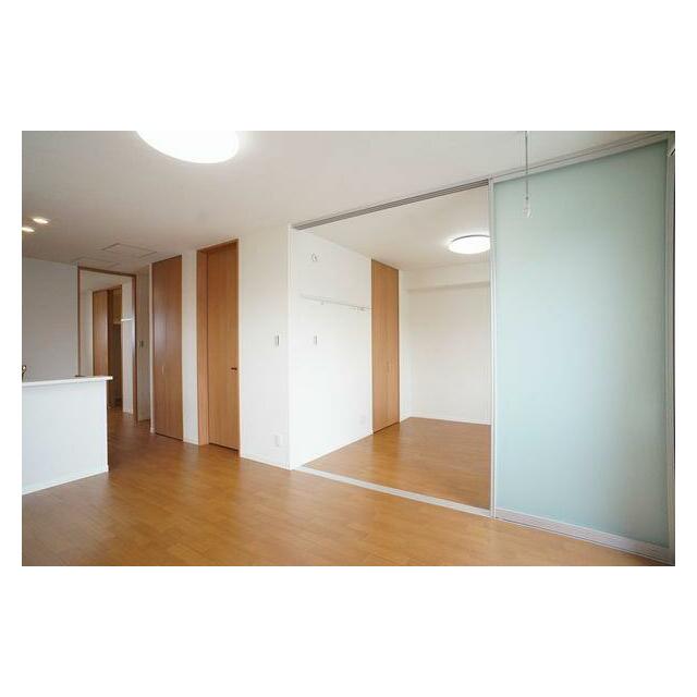 ≪ＬＤＫ≫広さ１２，１帖です。エアコン一基、居室照明、スライディングスクリーン、室内洗濯物干し【ホ…