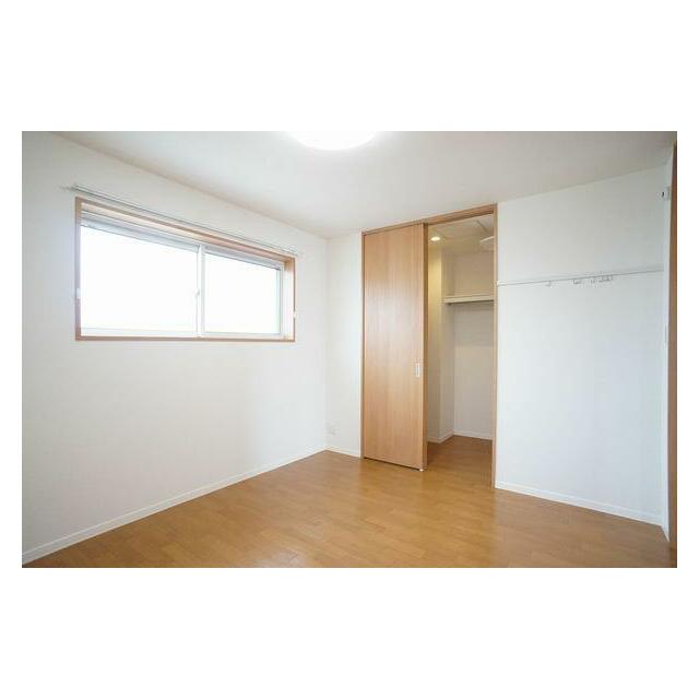 ≪北側洋室≫広さ６，４帖です。ウォークインクローゼット、居室照明、化粧幕板、二面採光。