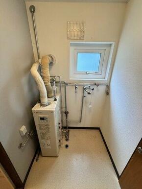 灯油ボイラー、脱衣所はクロス張替え済み。