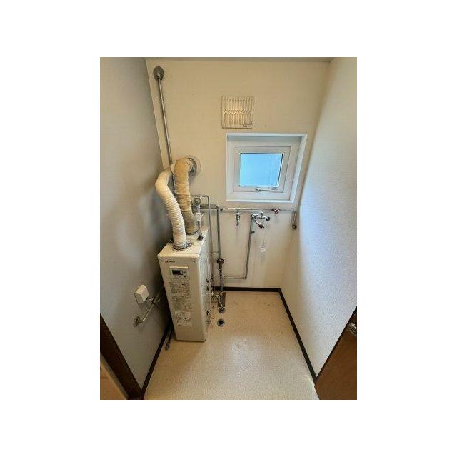 灯油ボイラー、脱衣所はクロス張替え済み。